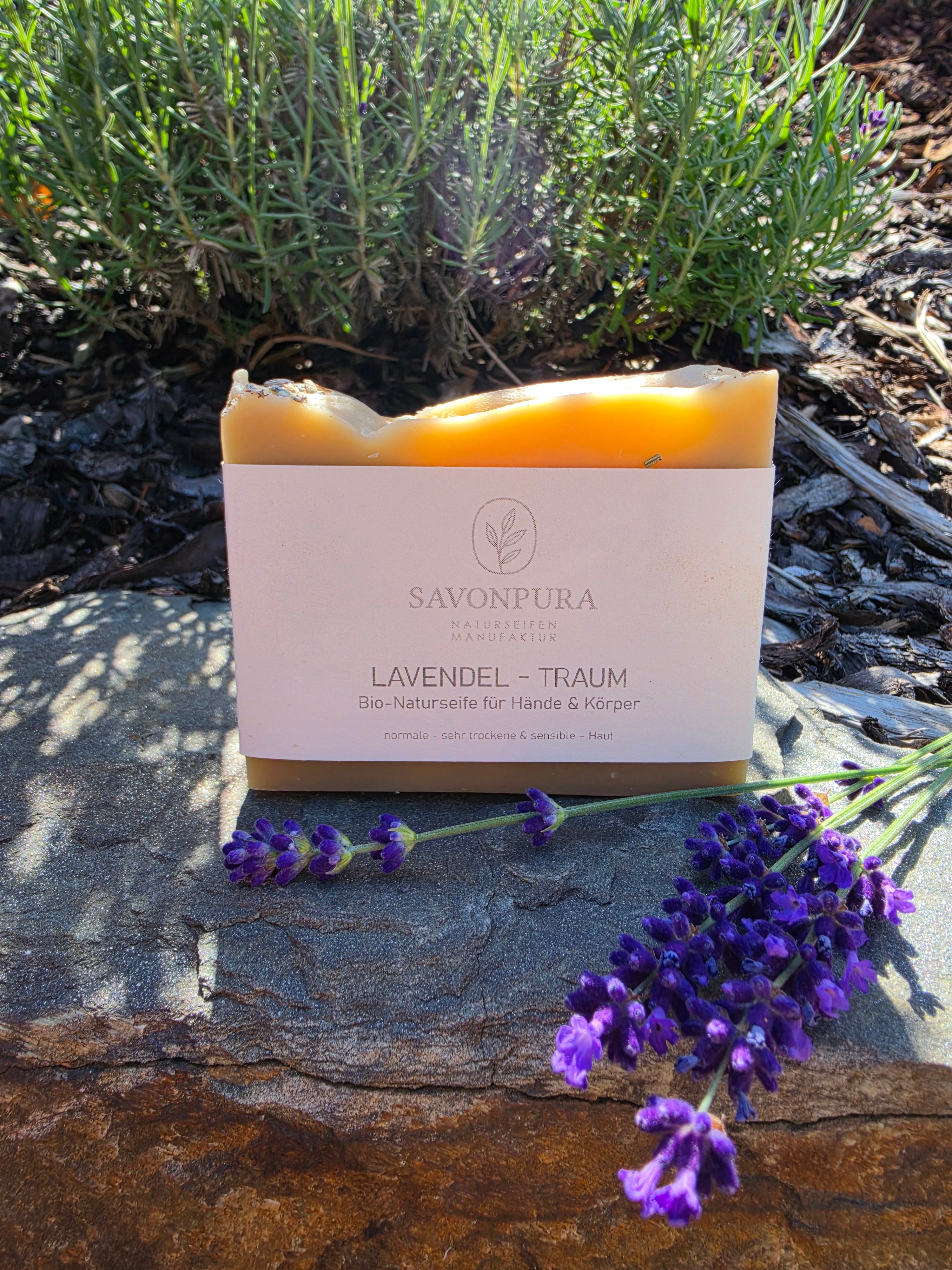Lavendelseife in Garten mit Lavendel und Sonnenstrahlen