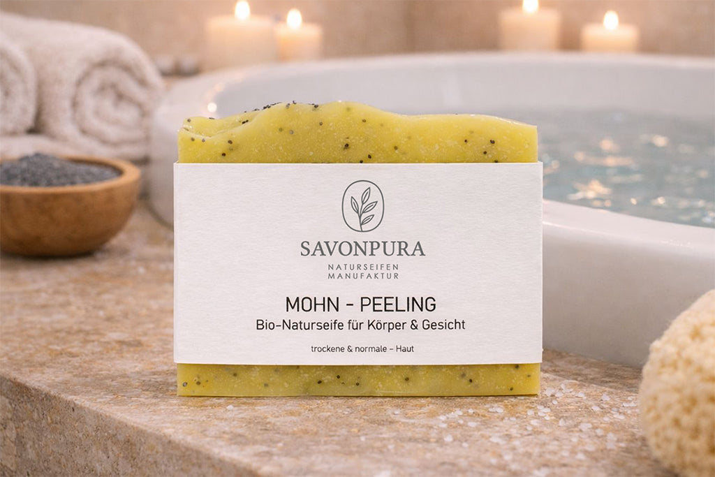 Mohn-Peeling Seife stehend in Badezimmer mit Etikett.