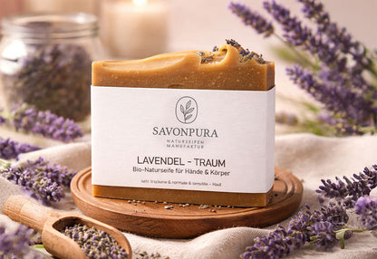 Lavendel-Traum Seife mit Etikett auf Holzschale mit Lavendel und Naturdeko.