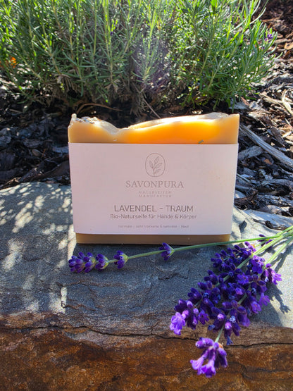 Lavendelseife in Garten mit Lavendel und Sonnenstrahlen