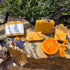 4 orangene Seifen auf Naturstein mit Lavendel und Orangen