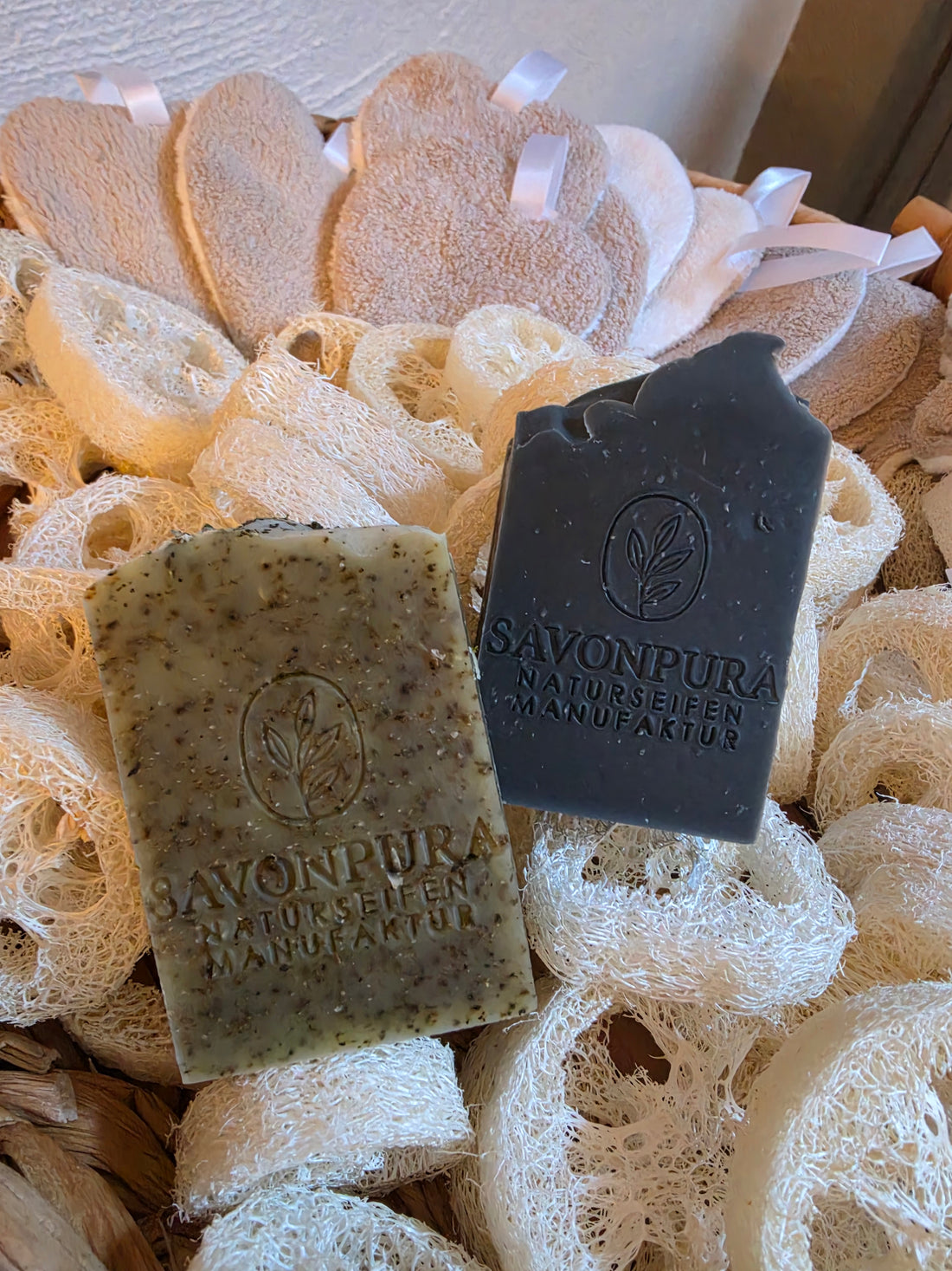 2 Seifen je 60g auf Luffa Scheiben liegend. Ohne Etikett.