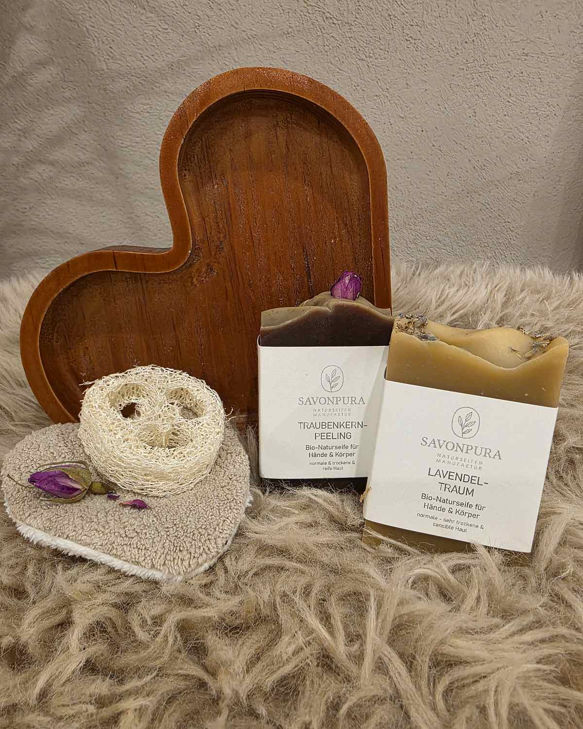 2 Seifen Lavendel-Traum und Traubenkern-Peeling jeweils 60g mit Etikett und Deko in Naturfarben.