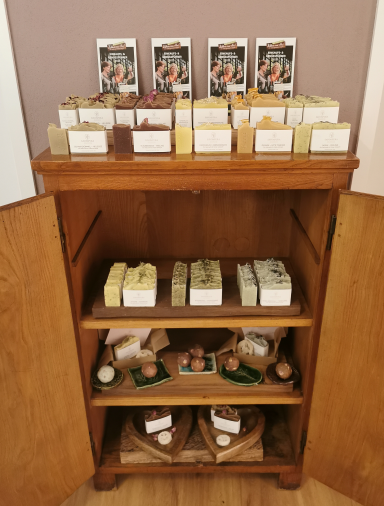 Ein Holzschrank mit Schachteln und Produkten auf mehreren Ebenen.