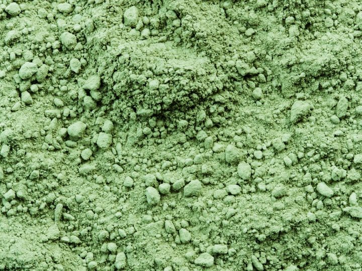 Grünes Tonerdepulver aus Frankreich in Großaufnahme. Grünes Tonerdepulver aus Frankreich in Großaufnahme.