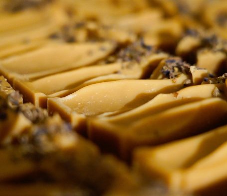 Seifenstücke hintereinander gereiht in Großaufnahme Viele Seifenstücke hintereinander gereiht in Großaufnahme