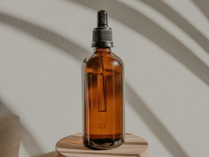 Braunes Fläschchen mit Ätherischem Öl. Braunes Fläschchen mit Ätherischem Öl.